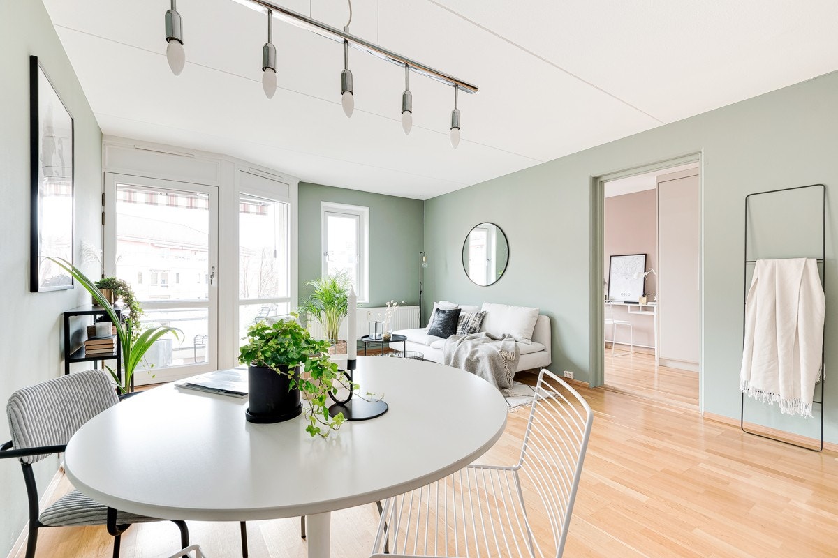 Spisebordet lager et naturlig skille mellom stue og kjøkken. Galleribilde