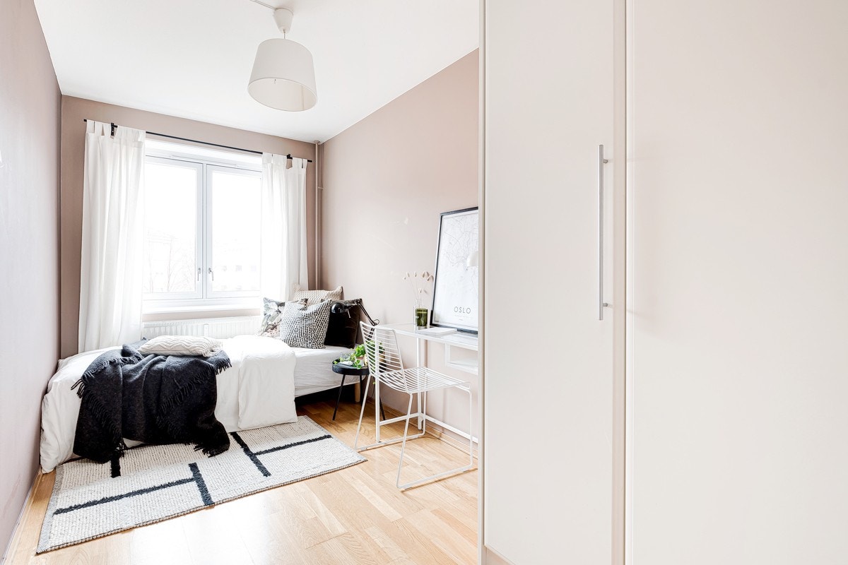 Tilhørende garderobeskap for klesoppbevaring. Galleribilde