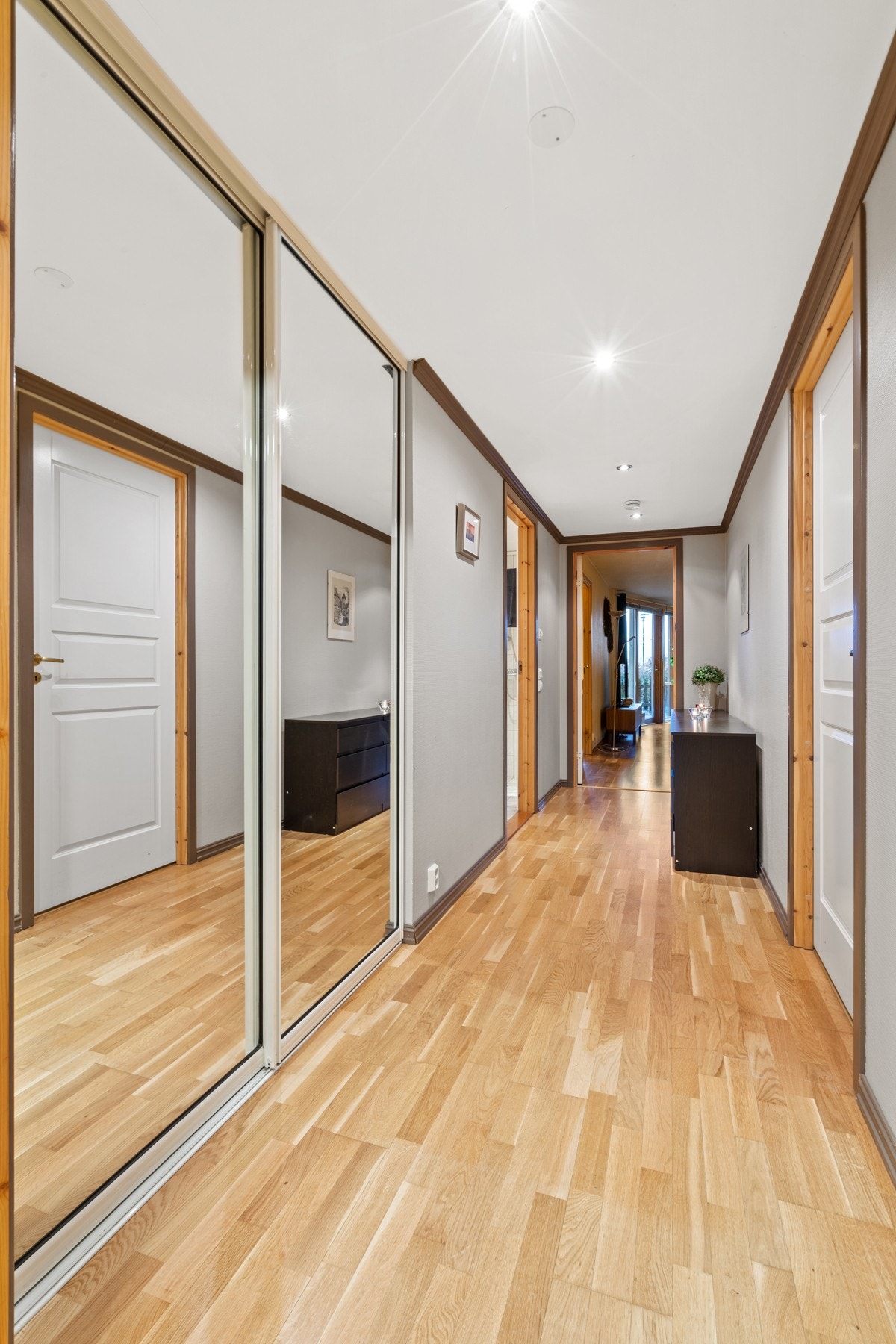 Leilighetens entre er på 11 kvm og har en stor skyvedørsgarderobe med speilfronter Galleribilde