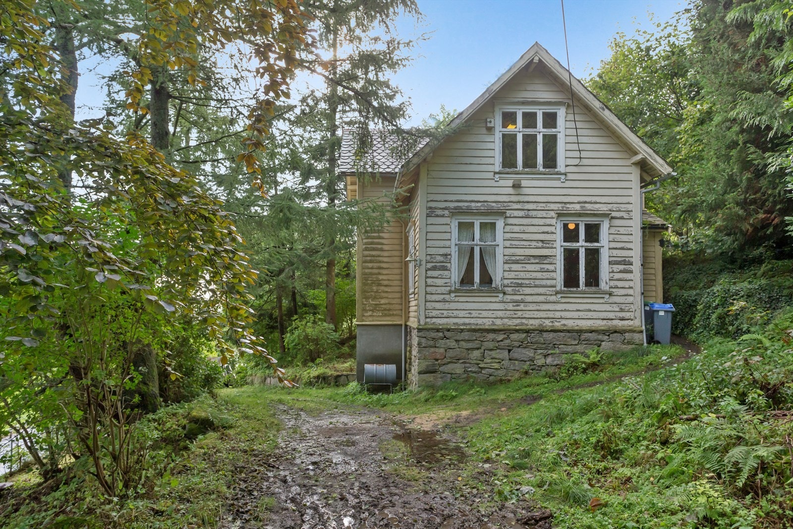 Sjarmerende bolig moden for renovering Galleribilde