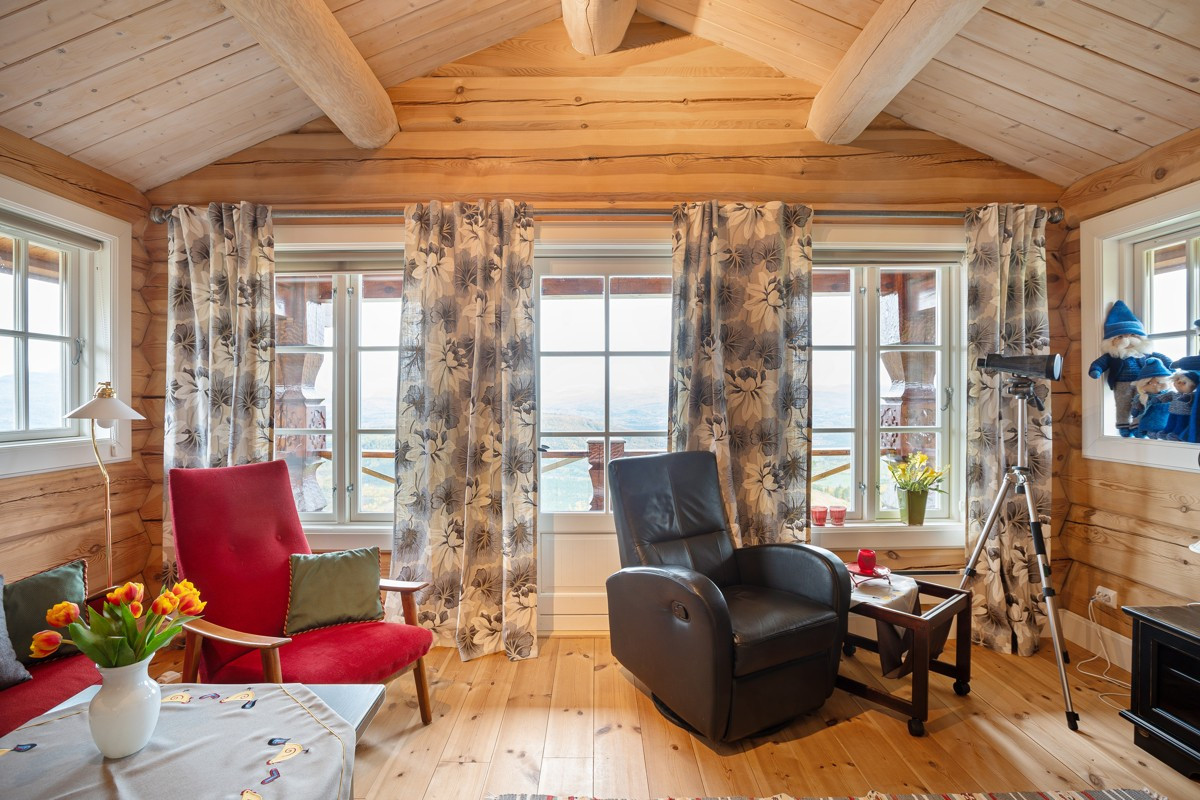 I 2. etasje er det en loftstue med utgang til balkong. Her kan du nyte en fantastisk utsikt utover fjellandsbyen!