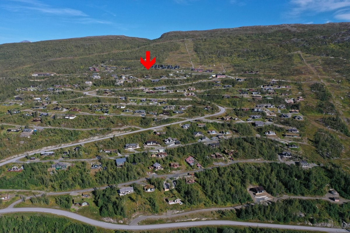 Hytten ligger på en naturlig brink høyt i Fjellandsbyen. Her er det gangavstand til heis og pub