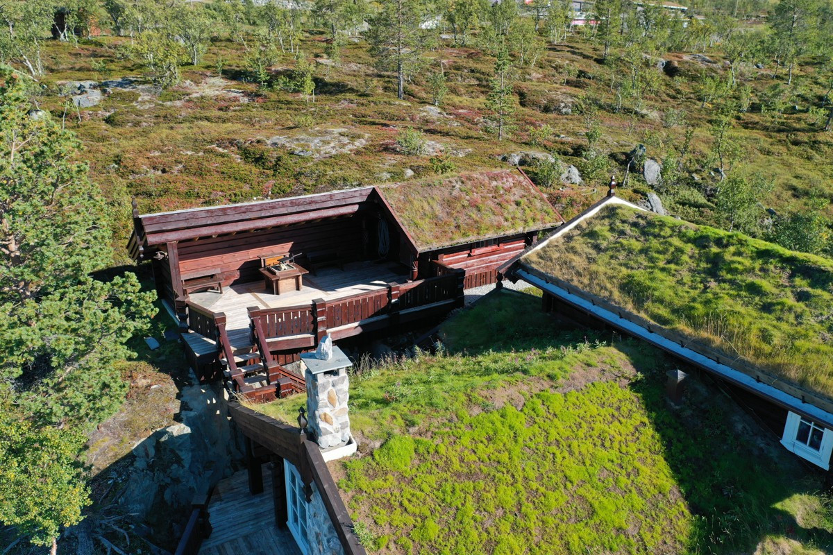 Anneks på baksiden ligger i tilknytning "gapahuk" og stor terrasse