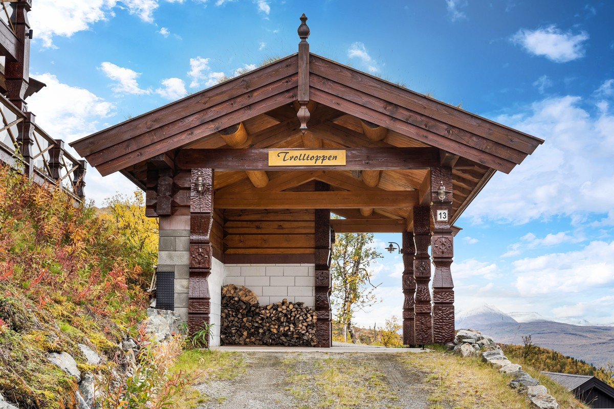 FLott adkomst via flott carport.