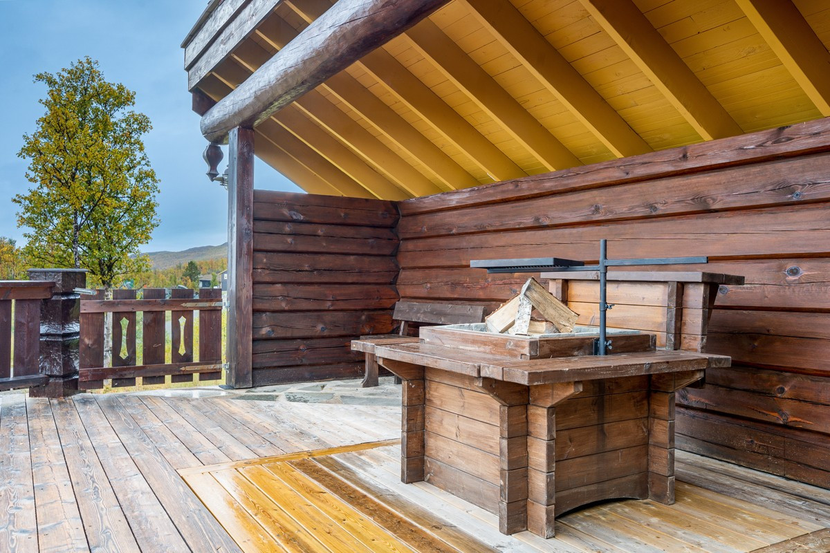 Bålpanne utenfor annekset hvor man kan grille- sommer som vinter. Under bålpannen er det støpt dekke for å kunde nedvelle en badestamp/jacuzzi