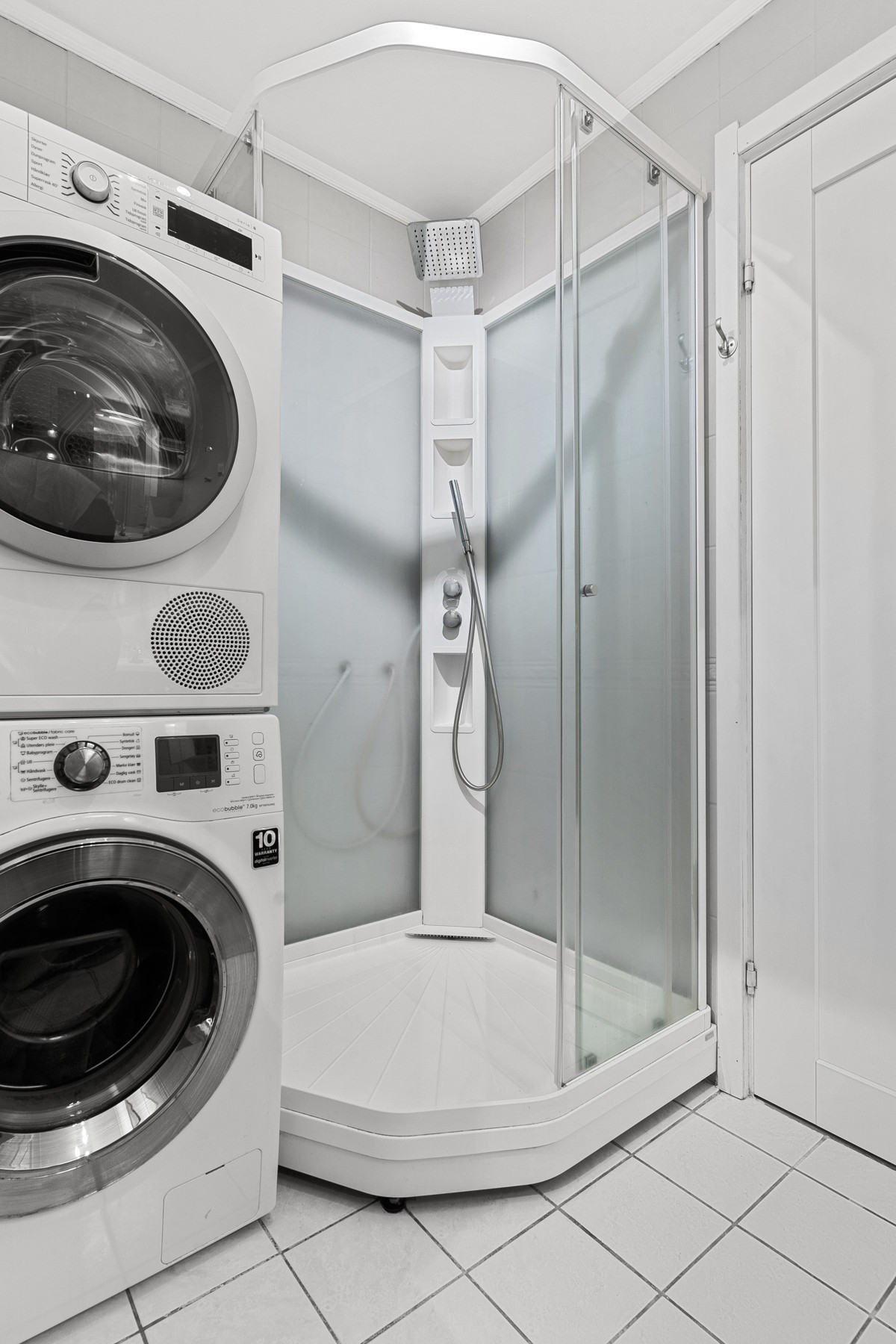 Badet er utstyrt med servant, dusjkabinett og toalett - her er det også opplegg for vask/tørk