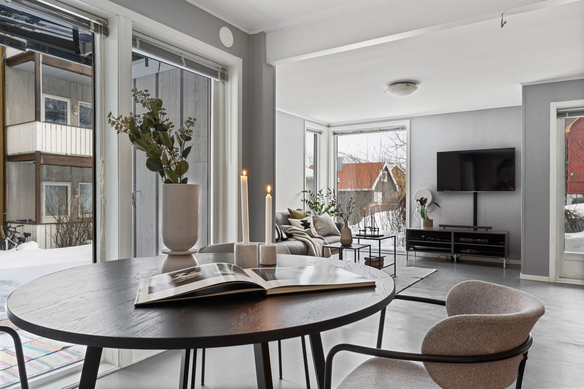 Fra spisestuen er det også adkomst til en innglasset balkong
