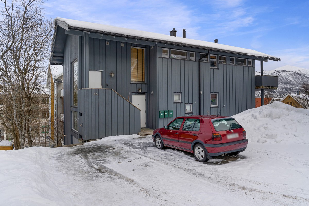Fasade - det er parkeringsplass på byggets overside