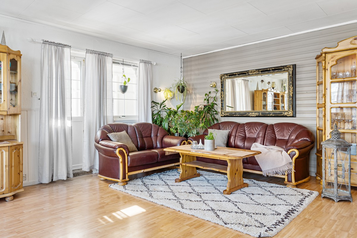 Rikelig med plass til sofa og diverse møblement i stue
