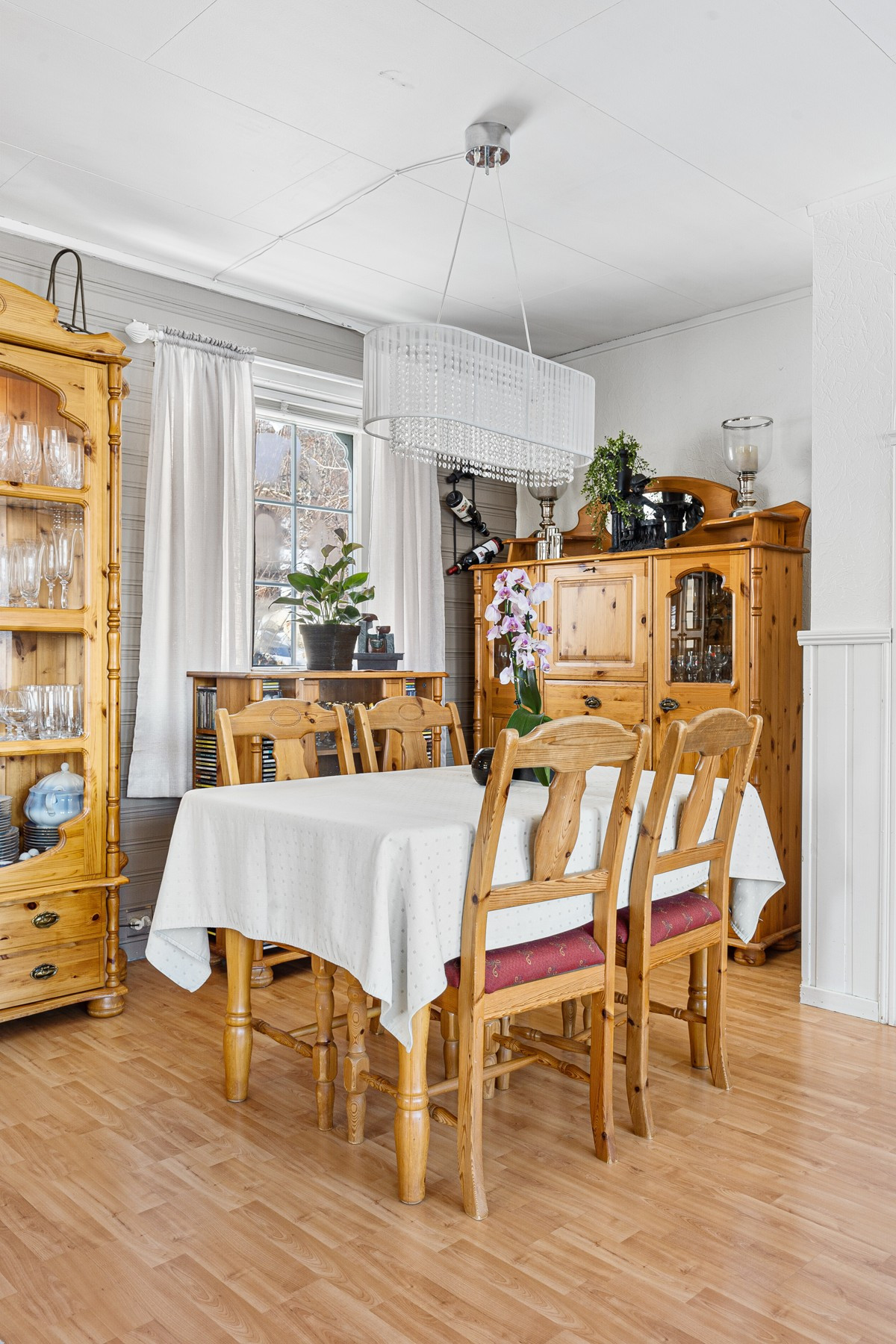Rikelig med plass til spisebord og diverse møblement