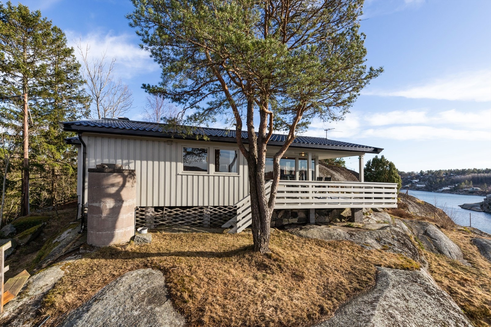 Eiendommen består for det meste av naturtomt med trær, gress og fjell i dagen. Galleribilde