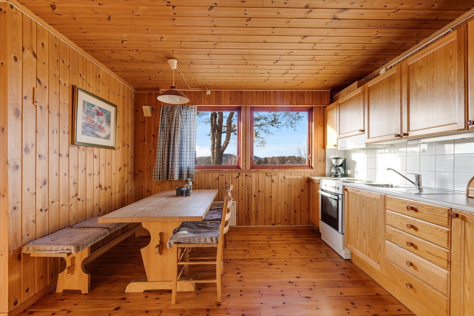 Kjøkkenet har innredning i furu og plass til spisebord. Galleribilde