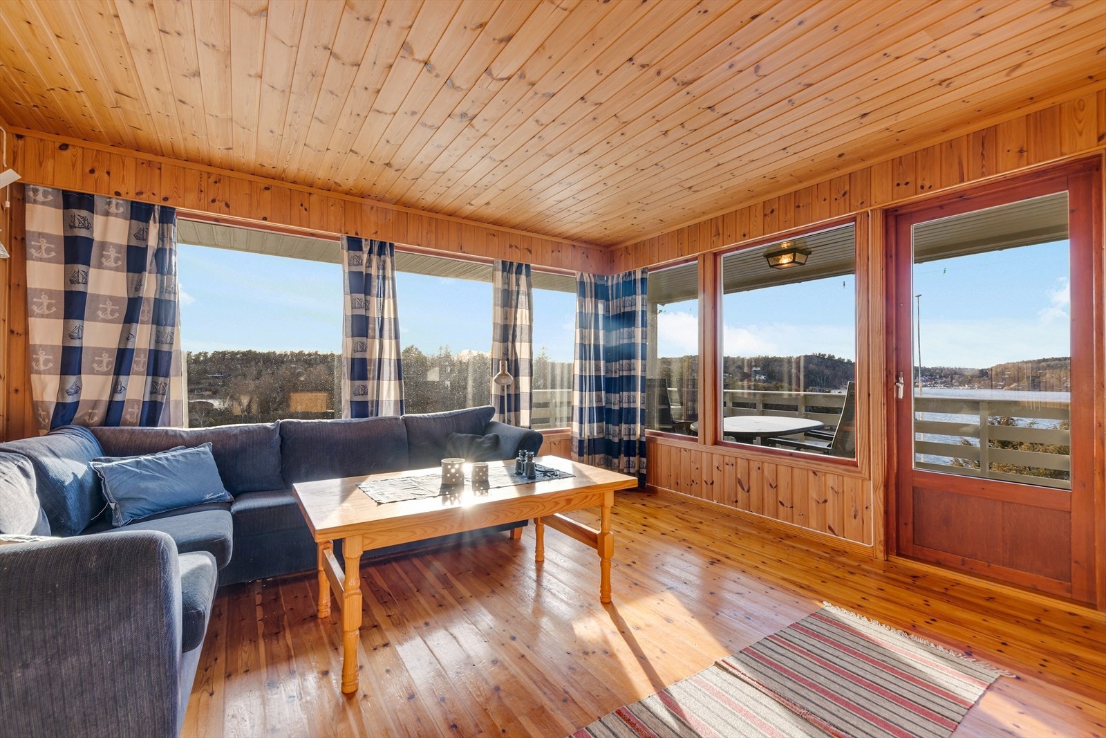 Stuen er lys og hyggelig med god plass til stor sofagruppe. Galleribilde