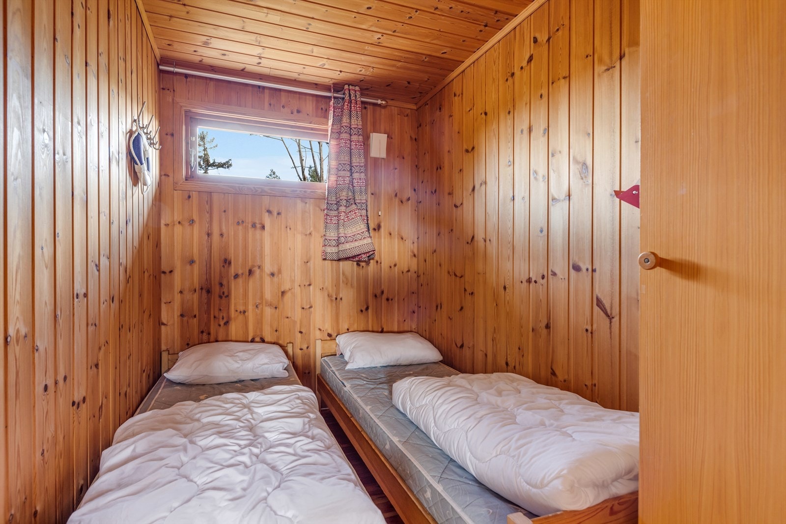 I hytta er det tre innredede rom, som i dag benyttes som soverom. Galleribilde