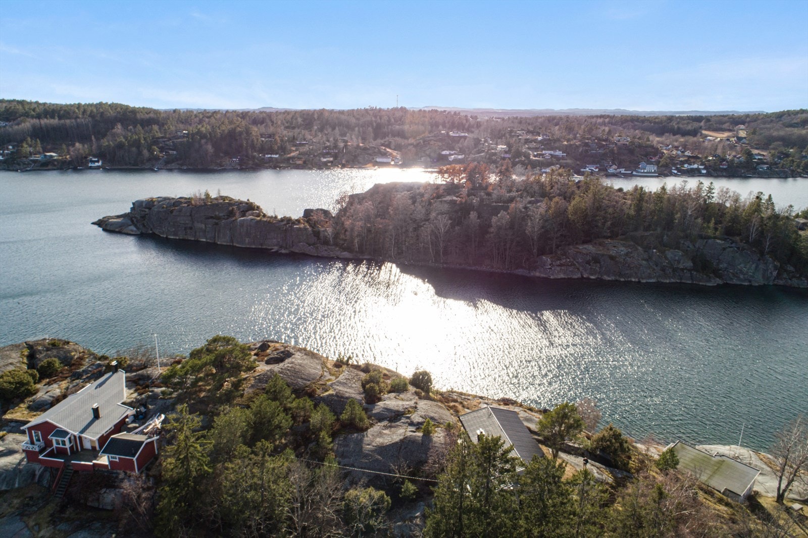 Det følger med en biloppstillingsplass ved Grindholmveien på fastlandet, og herfra er det en gangbro over til øya Galleribilde