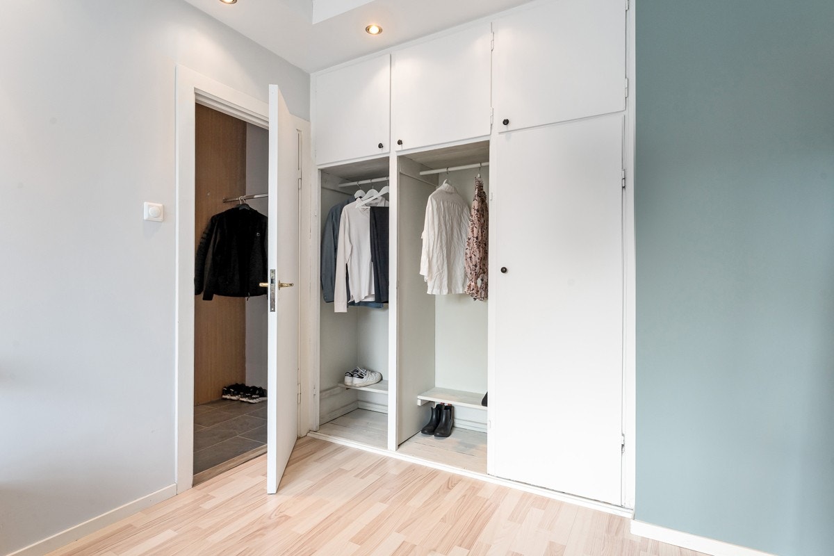 Godt med garderobeplass på soverommet Galleribilde