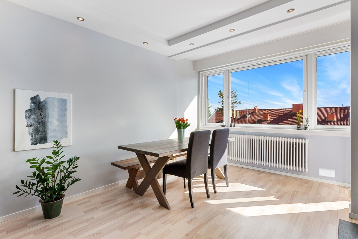 God plass til spisebord i stuen Galleribilde