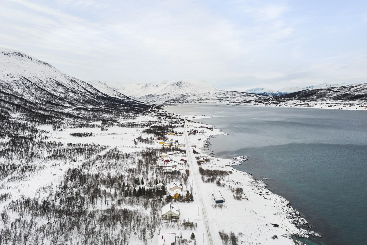 Det er ca. 6,5 mil til kommunesenteret Lyngseidet - her er det dagligvarebutikker og andre servicetilbud man måtte trenge
