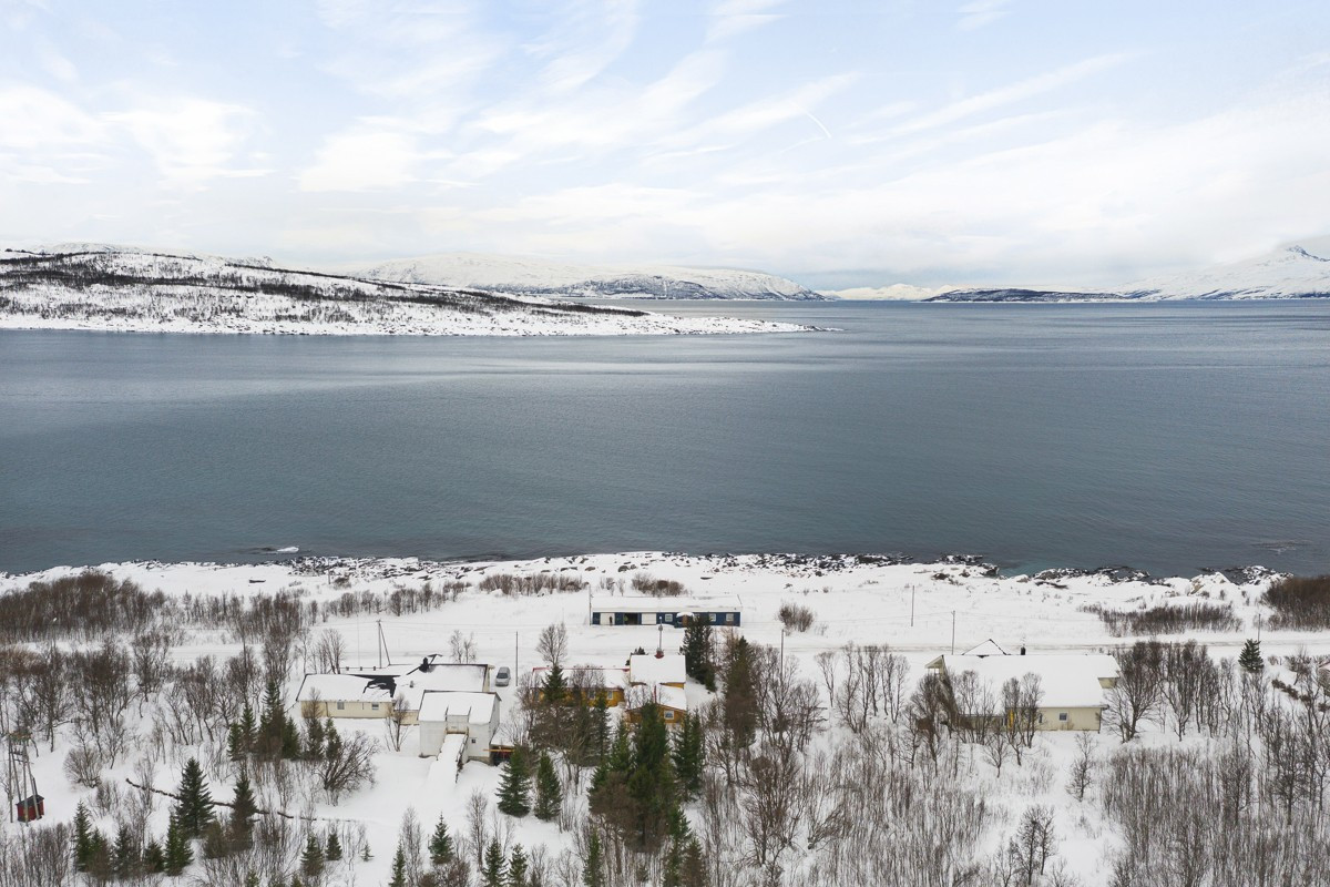 Fra boligen er det ca. 40 km til ferjeleiet Svensby-Breivikeidet og dermed en relativt kort kjøretur til Tromsø