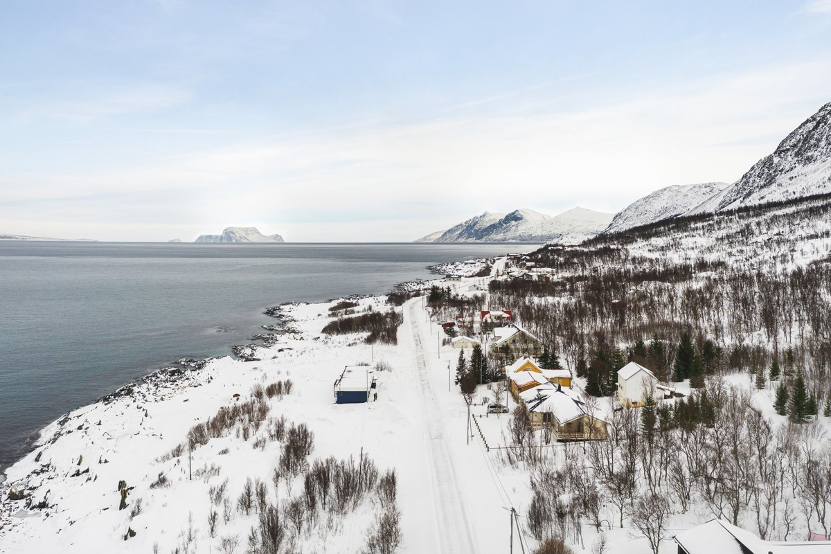 Her er det kun en kort kjøretur til utallige fjelltopper og turdestinasjoner både på land og til havs