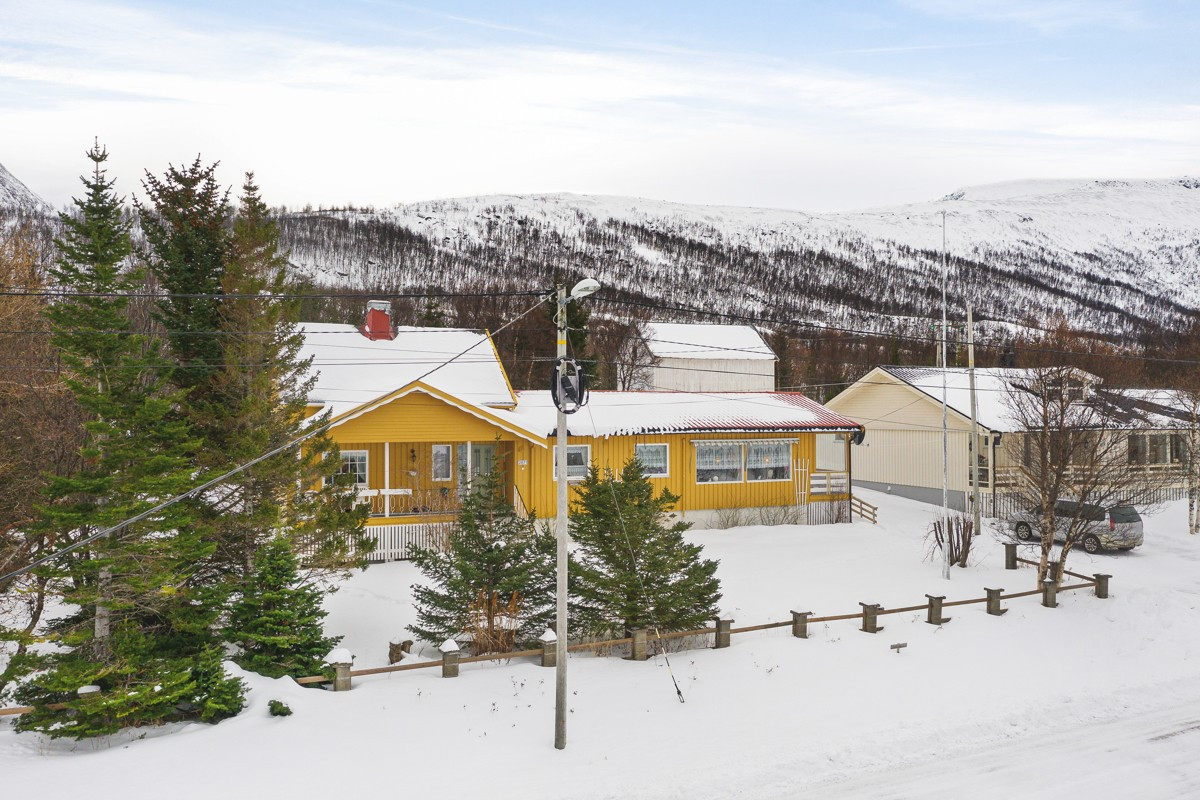 En hyggelig enebolig på stror tomt i natruskjønne Lyngen!