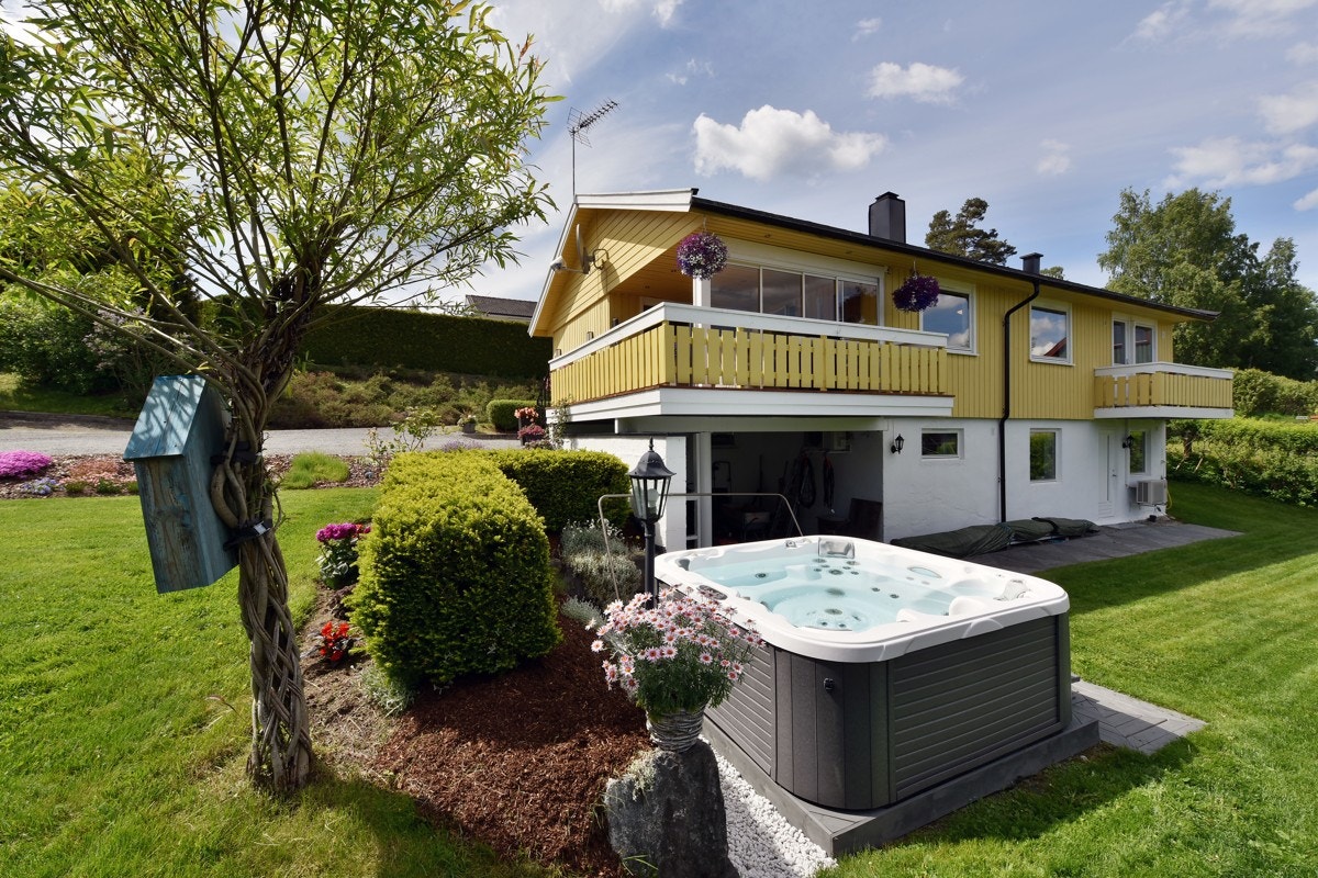 Langs med underetasjen er det lagt treheller som strekker seg ut i en platting med et herlig Jacuzzi. Galleribilde