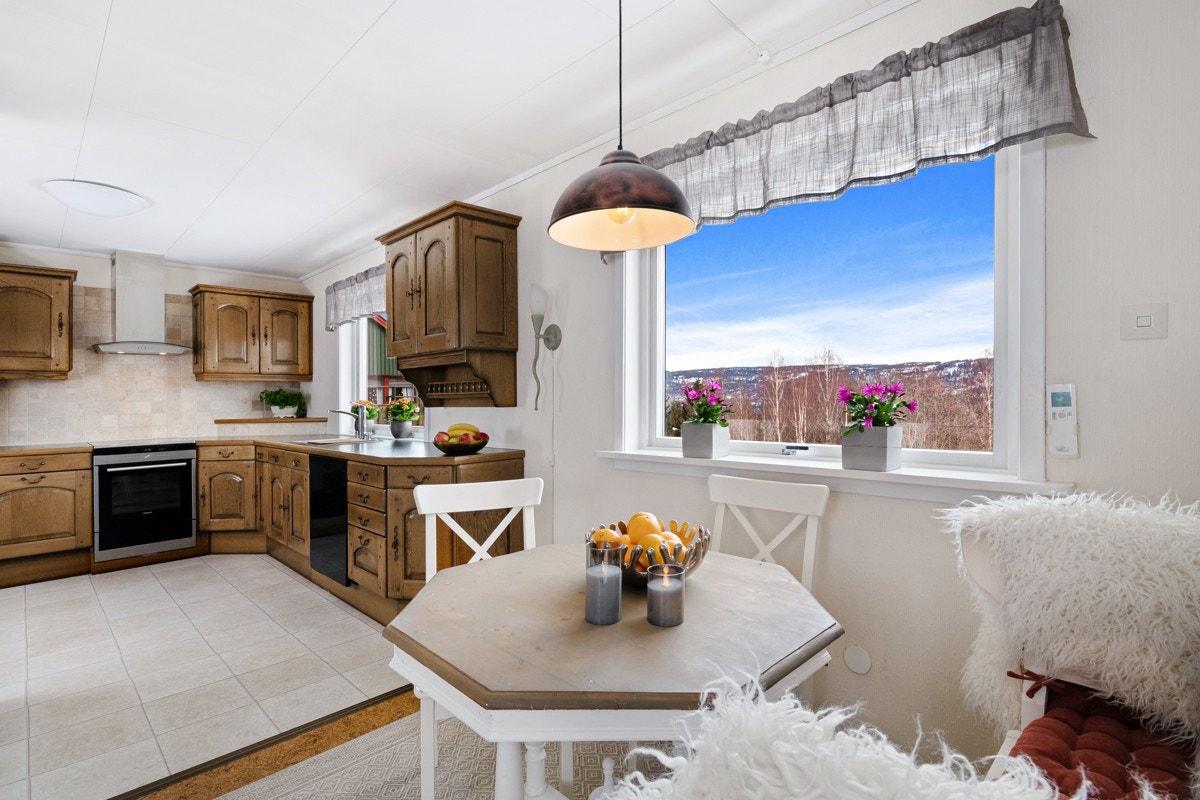 I overgangen til kjøkkenet er det fin plass til frokostbord ved vinduet. Galleribilde
