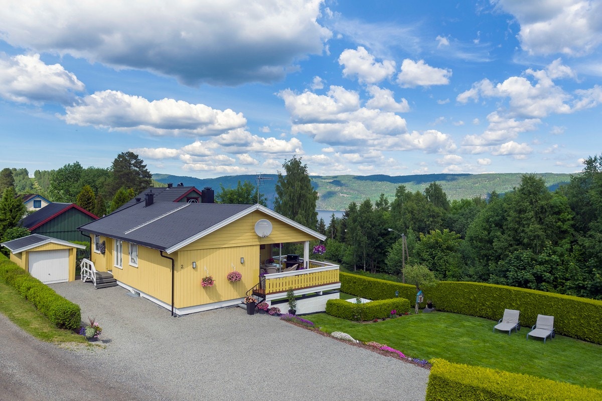 Her bor man landlig og idyllisk til, nært Holsfjorden og skogen. Galleribilde