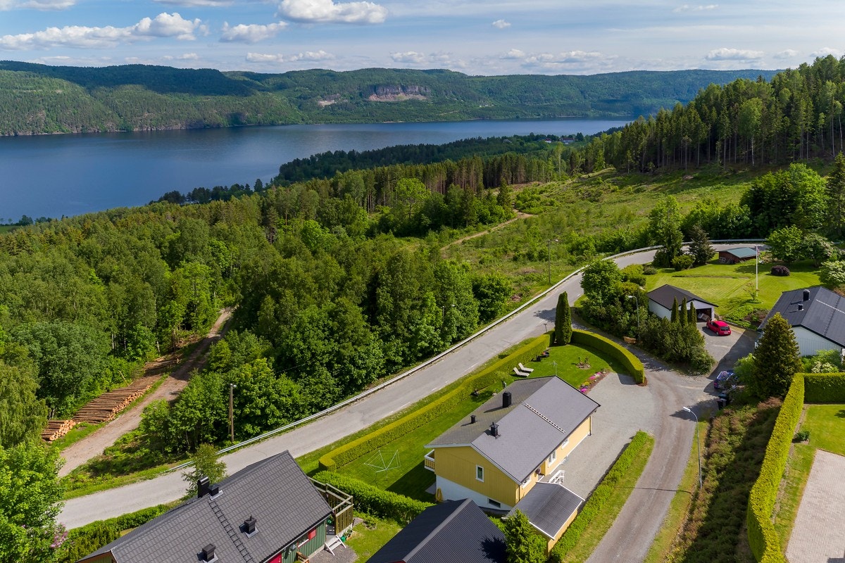 Parkering gjøres i garasje og på den store gårdsplassen. Galleribilde