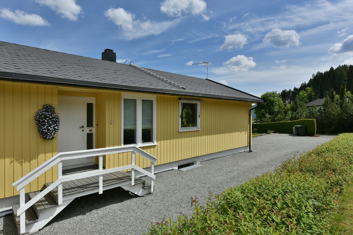 Det er god plass til parkering av biler i gårdsplassen. Galleribilde