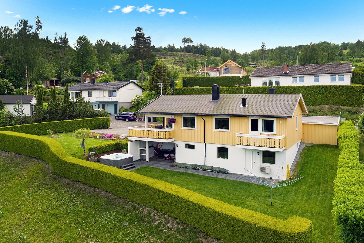Pen enebolig over 2 plan med garasje - Solrikt - Nær fjorden - Terrasse - Jacuzzi - Peis - Nær Sandvika over Sollihøgda! Galleribilde