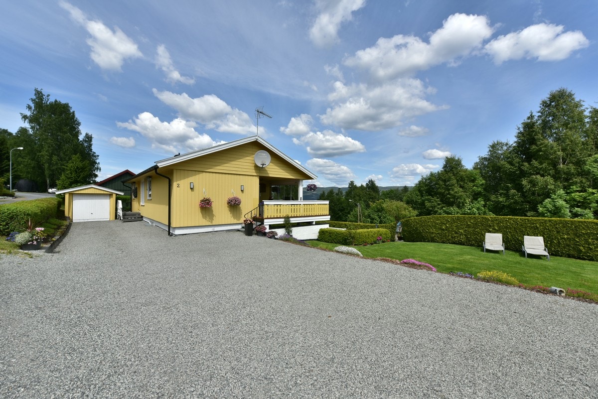 Det er også parkering til seks biler på gårdsplassen. Galleribilde