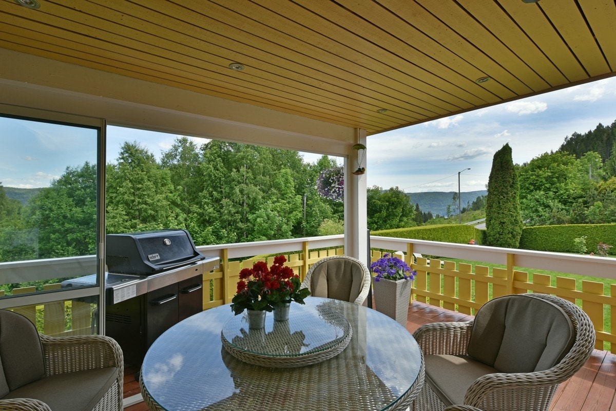 Fra stuen og gårdsplassen er det adkomst til en flott veranda. Galleribilde