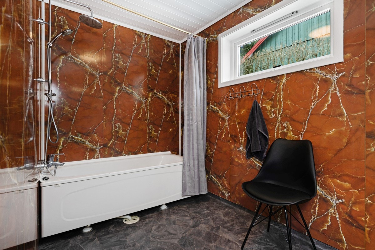 Badet ligger i underetasjen og er antatt å være fra byggeåret. Galleribilde