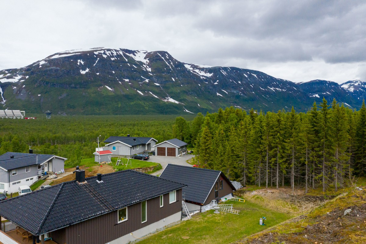 Tomten ligger meget fint til på en høyde med fantastisk utsikt