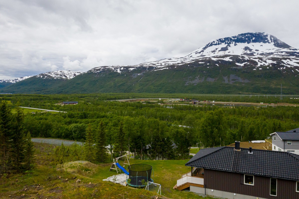 Tomten ligger ca.20 min kjøring fra Tromsø