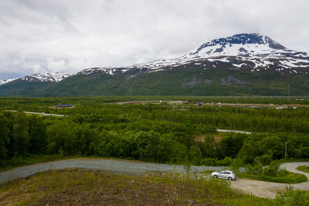 Tomten ligger ca.20 min kjøring fra Tromsø