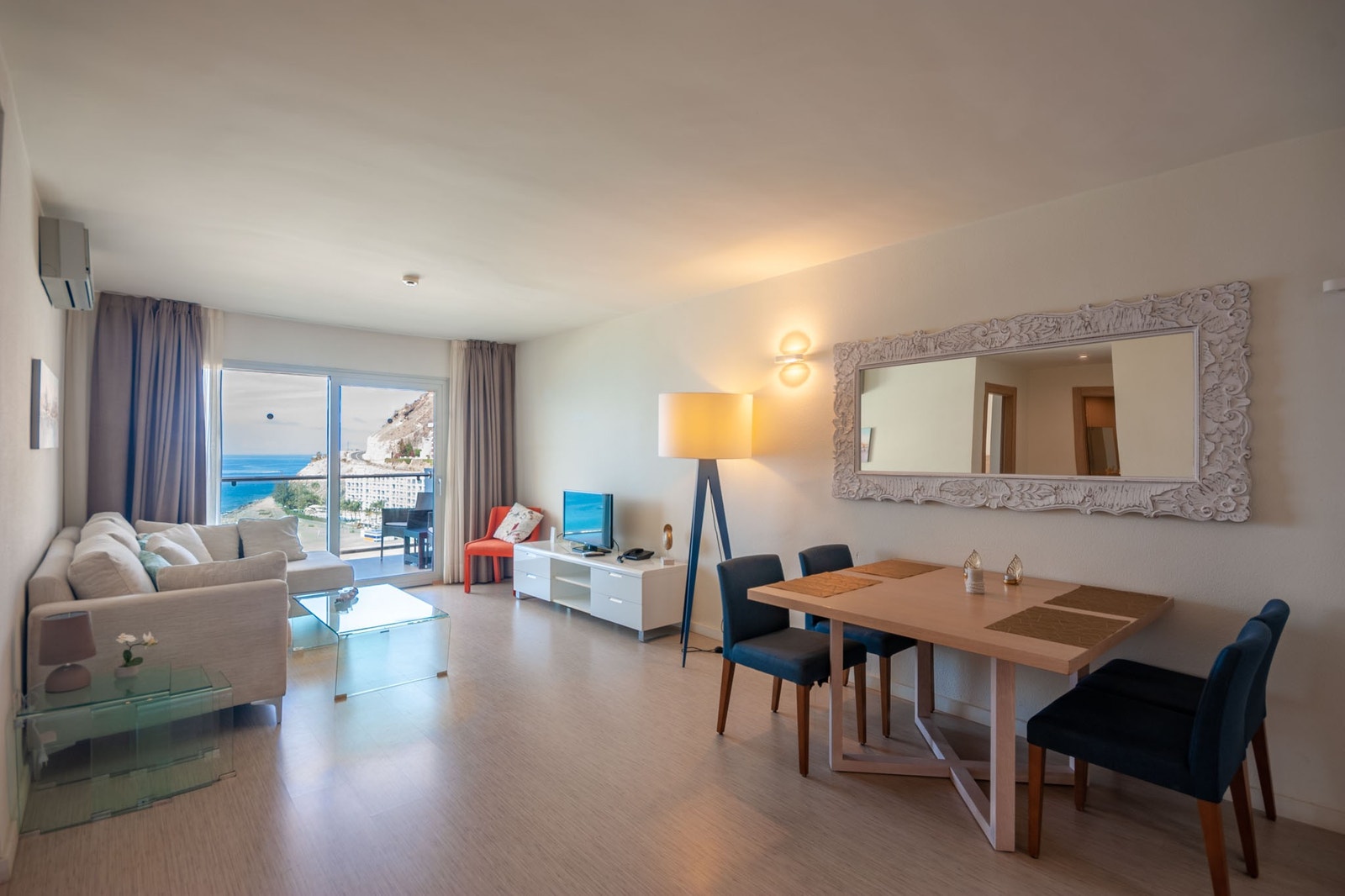 Nyere bilder kommer etter litt møblering på terrasse og speil på vegg Galleribilde