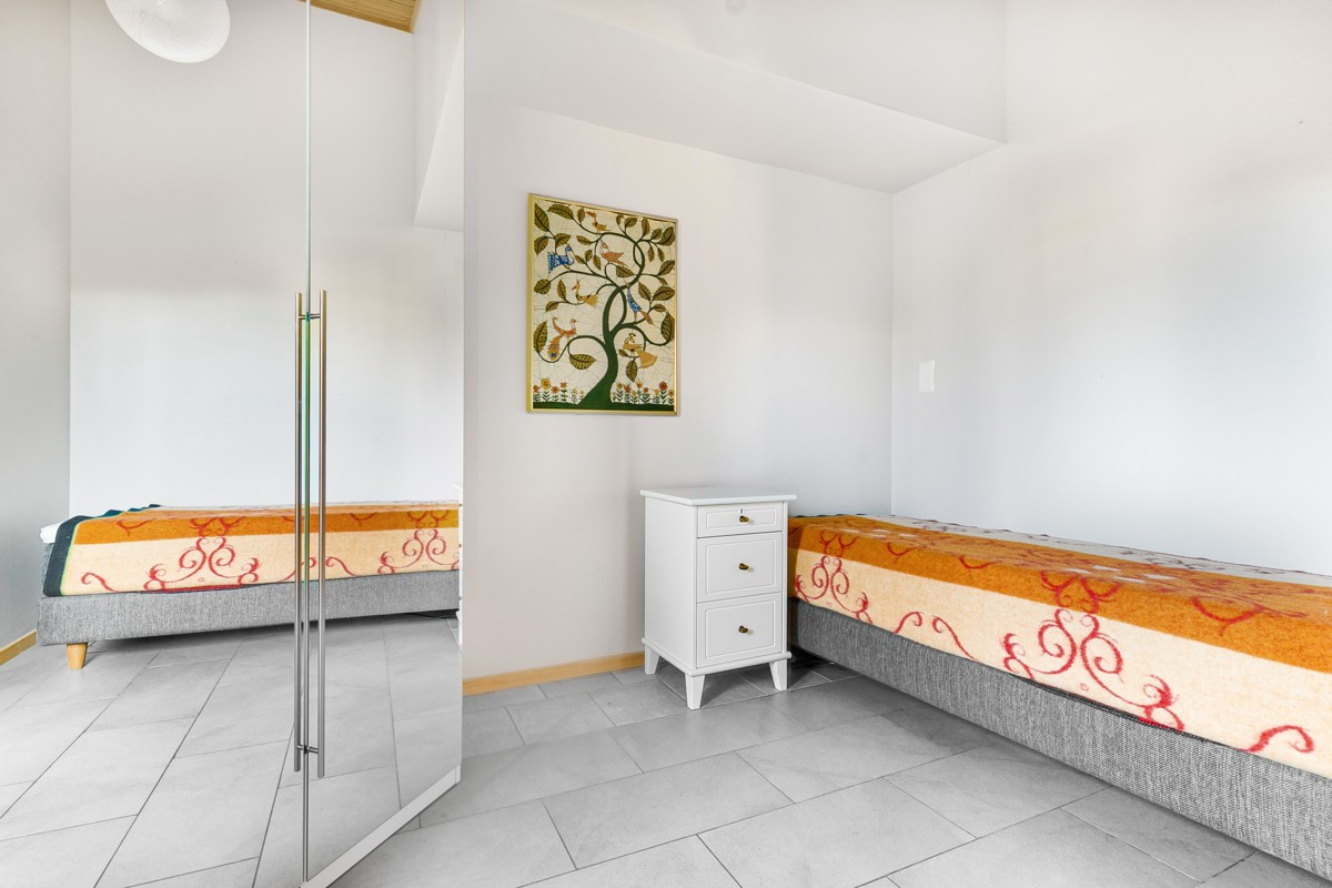 Boligen har totalt 4 soverom - Soverom 1/4 - Plass til stor seng og oppbevaring.