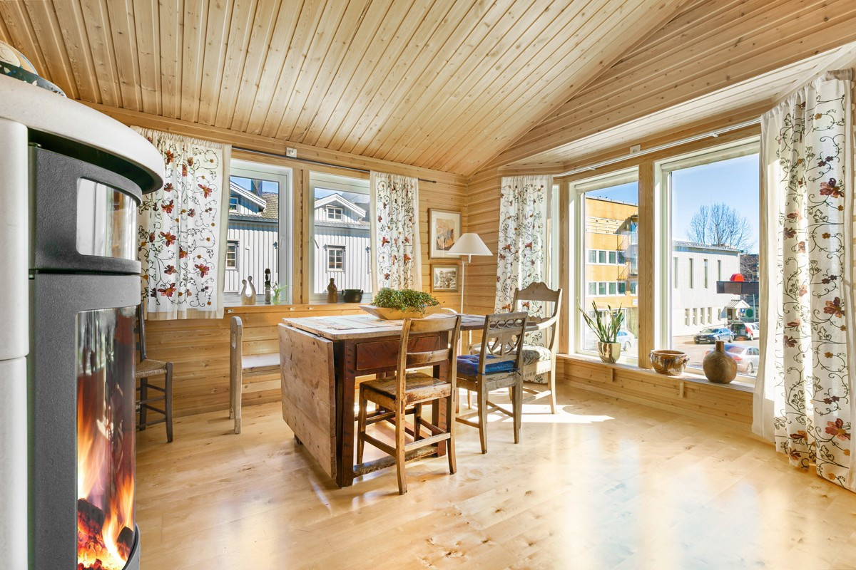 Romslig spisestue med plass til stort spisebord