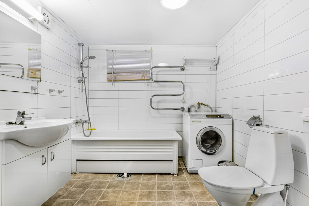 Badet i underetasje er komplett flislagt utstyrt med badekar, gulvvarme og opplegg for vaskemaskin