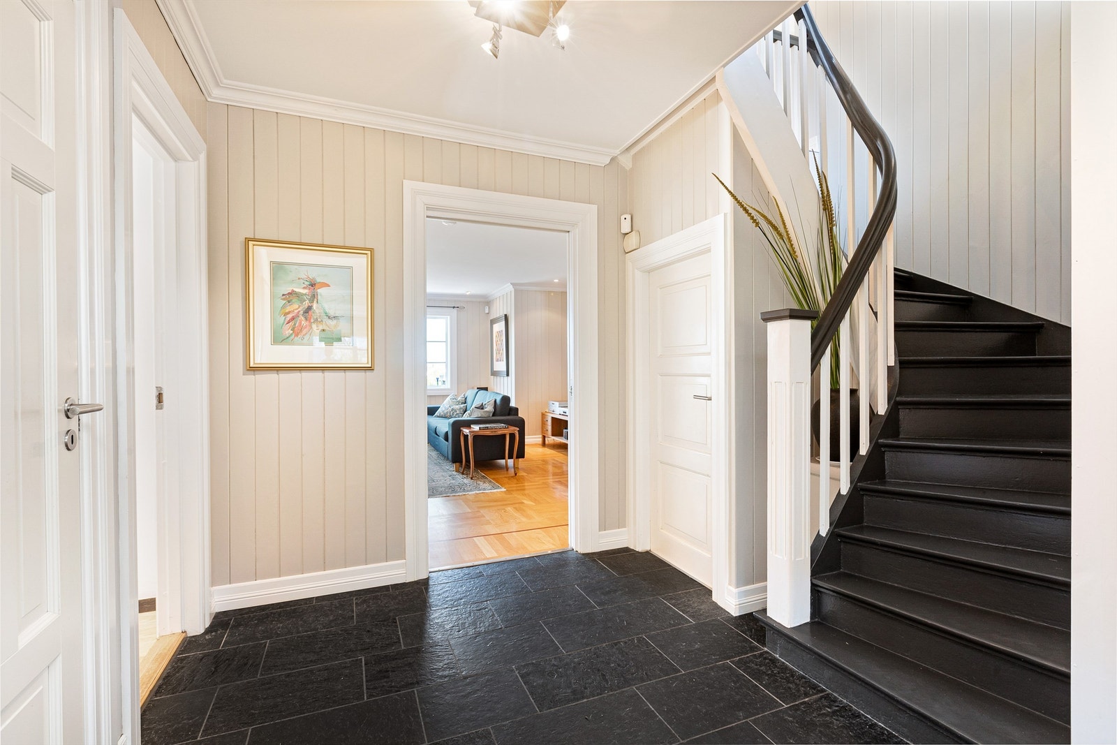 Hall/trapperom med adgang til kjeller og 2. etasje Galleribilde