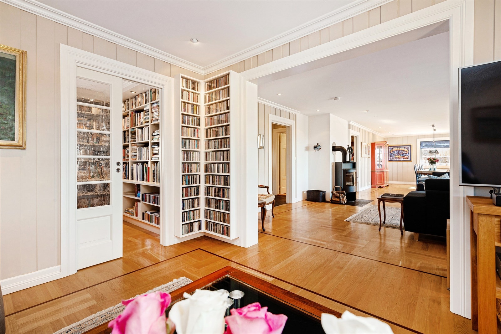 Adgang til bibliotek via skyvedør Galleribilde