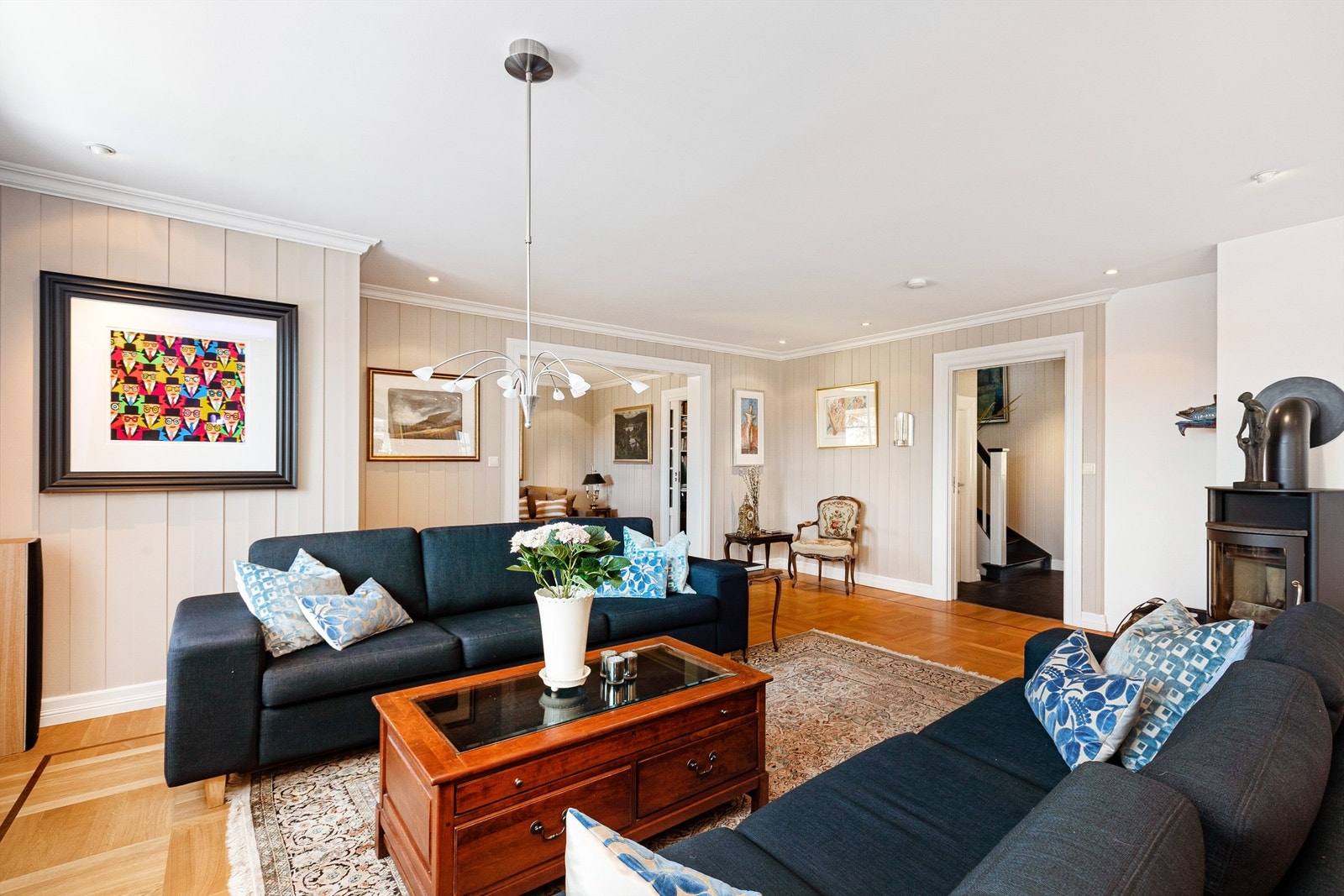 Downlightsbelysning i himlingen besørger jevn og god belysning Galleribilde