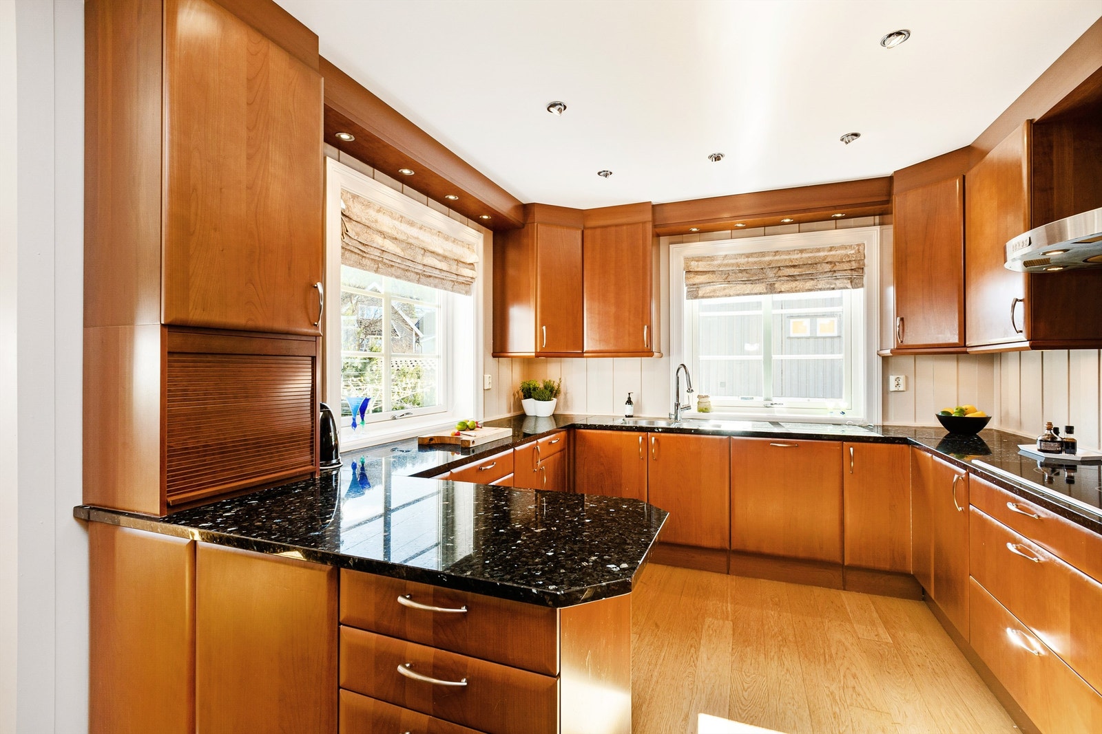 Slette skapfronter (Kirsebær Facét) og langstrakt benkeplate i granitt (Labrador) Galleribilde