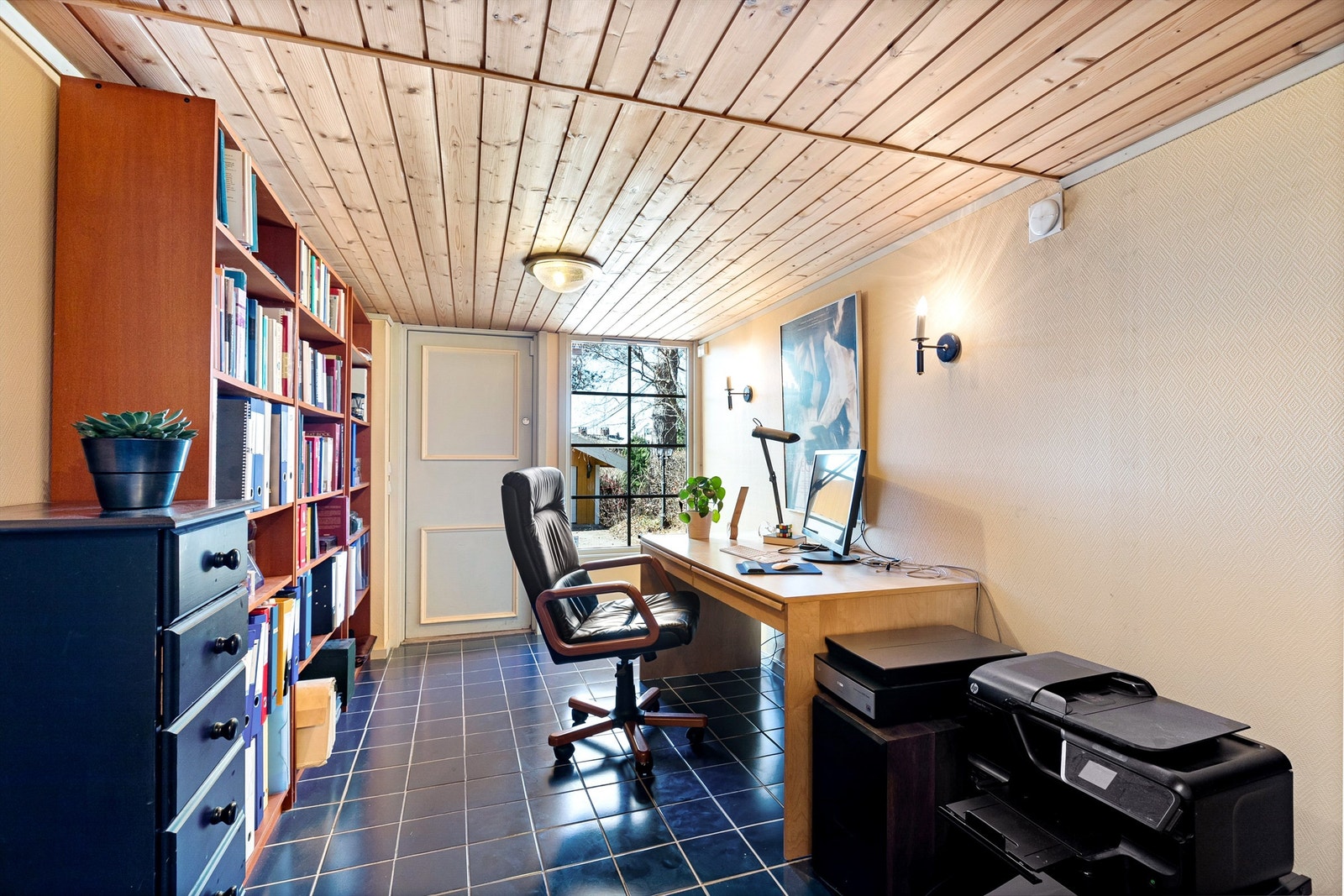 Kontorrom med gulvvarme og utgangsdør ut til gårdsplassen. Her er det mulig å etablere hybel med egen inngang. Galleribilde