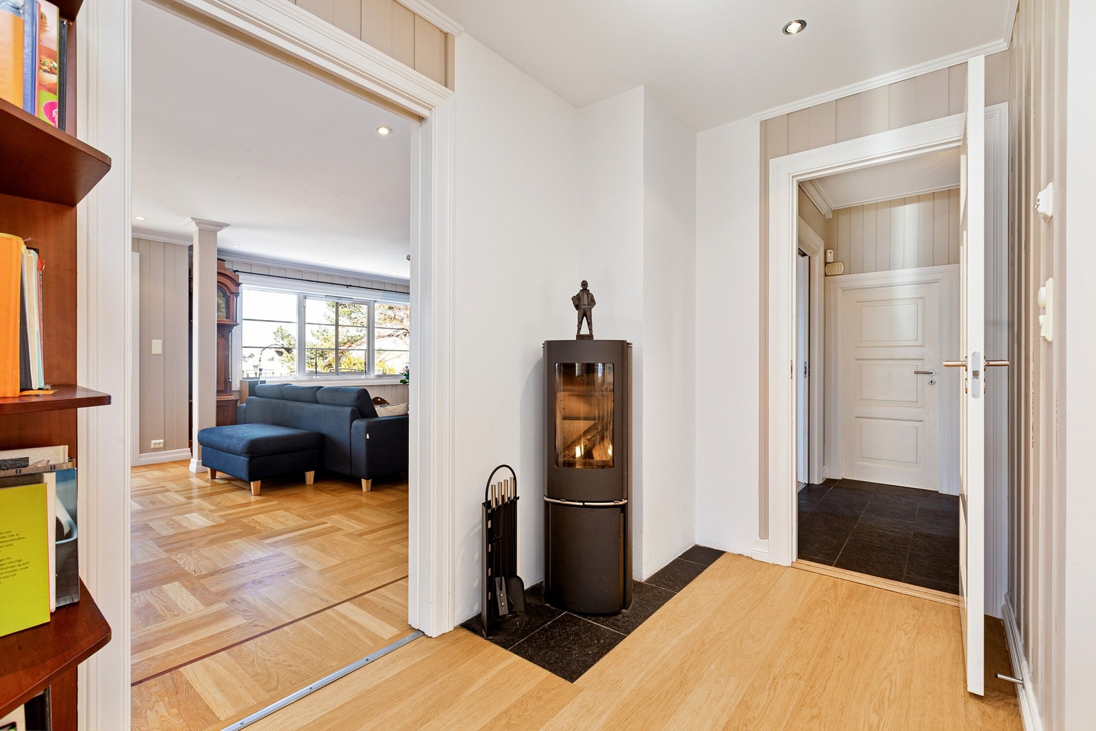 Fra kjøkkenet er det skyvedør inn til spisestuen og stuen Galleribilde