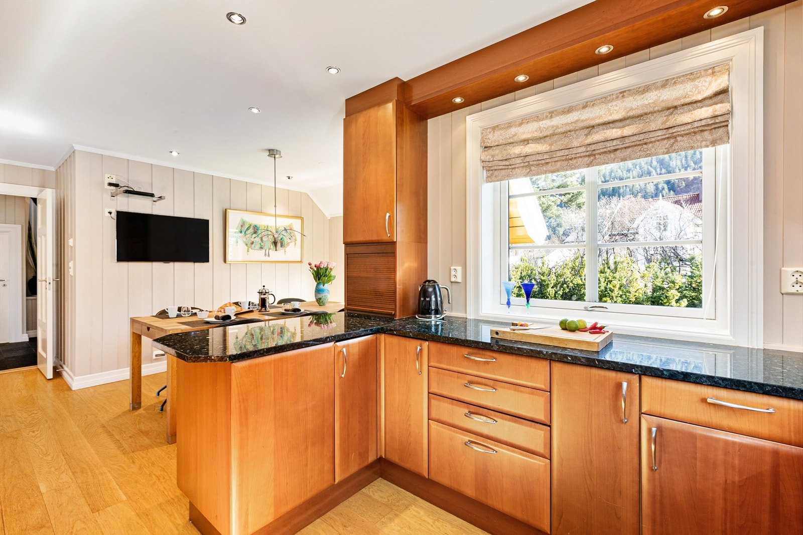 Det er meget godt med skapplass og langstrakt benkeplate som gjør dette til et sosialt- og godt arbeidskjøkken Galleribilde