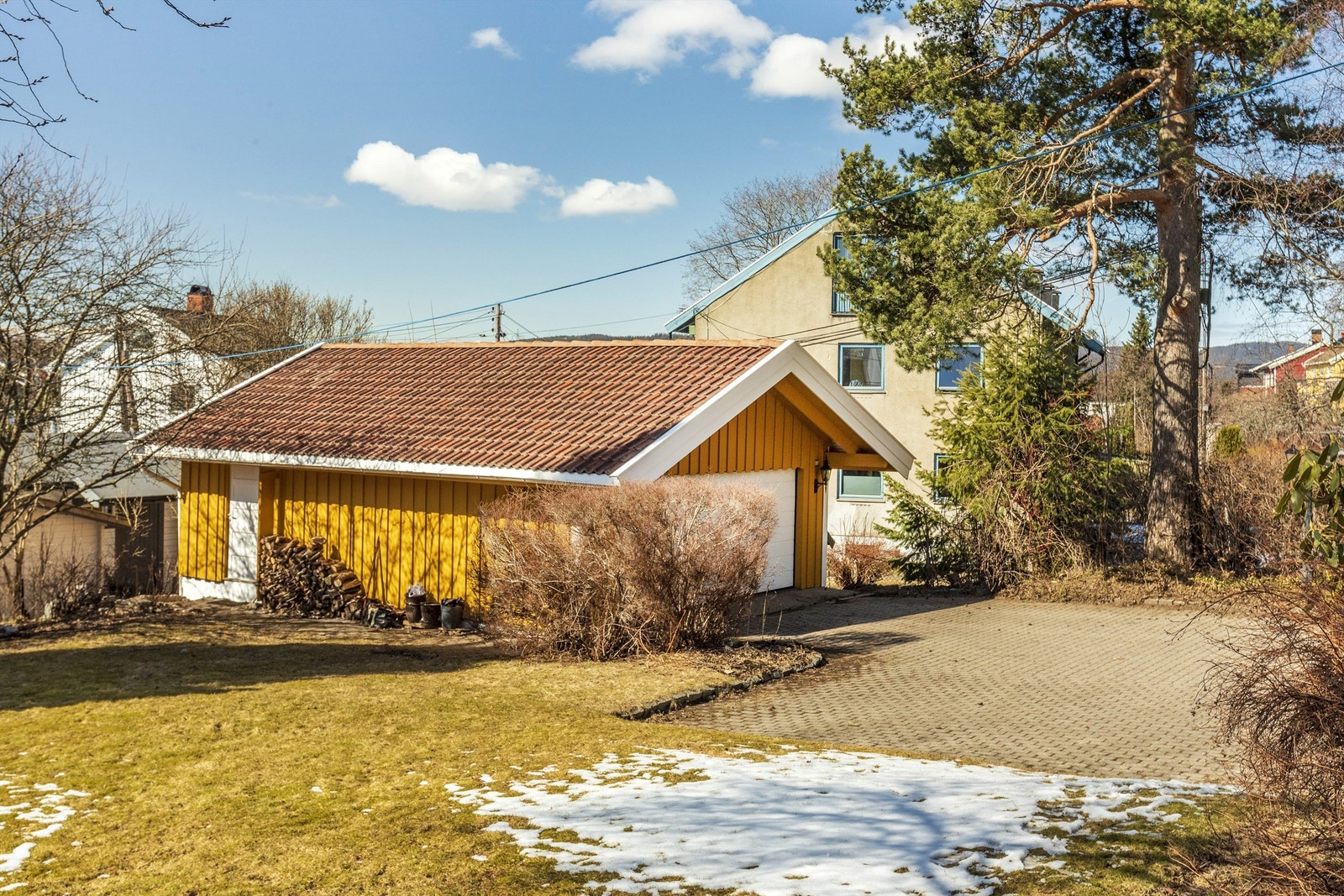 Garasjen har integrert bod med utvendig adkomst Galleribilde