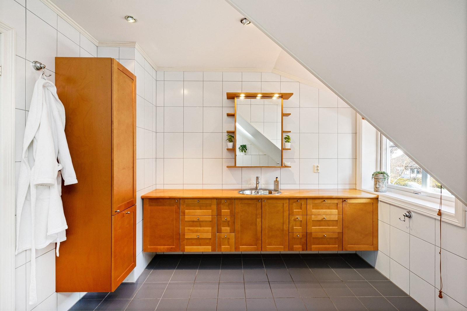 Rikelig med oppbevaringsplass i høyskap og servantmøbel Galleribilde